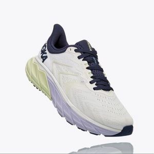 Hoka One One W Arahi 5 Sneakers | BLANC DE BLANC / OUTER SPACE